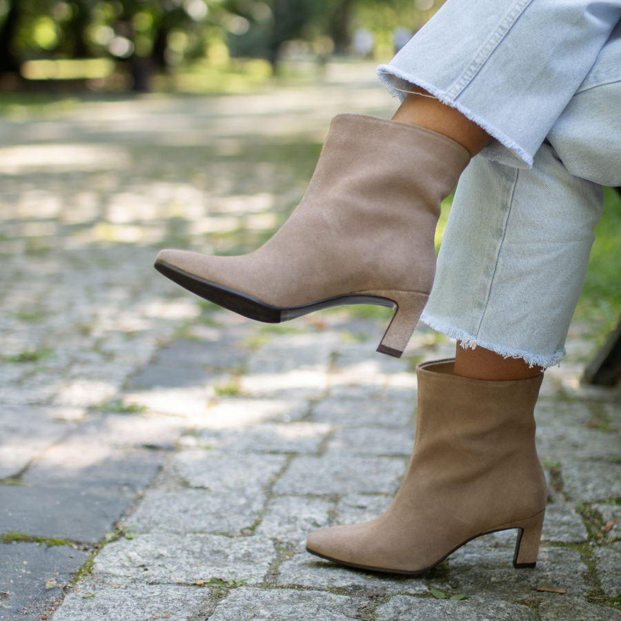 Beżowe botki do jeansów – elegancka stylizacja Tymoteo