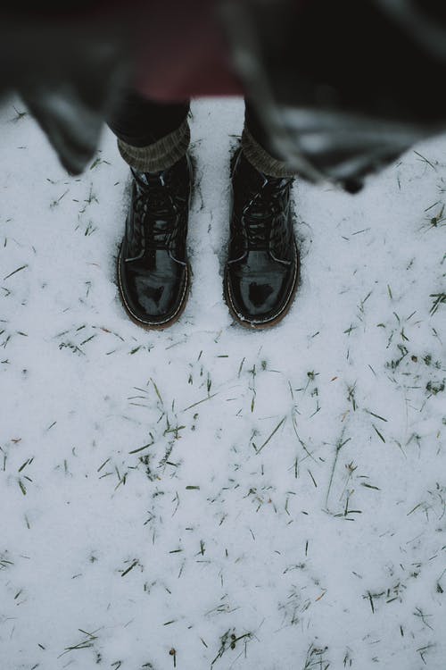 Buty w śniegu
