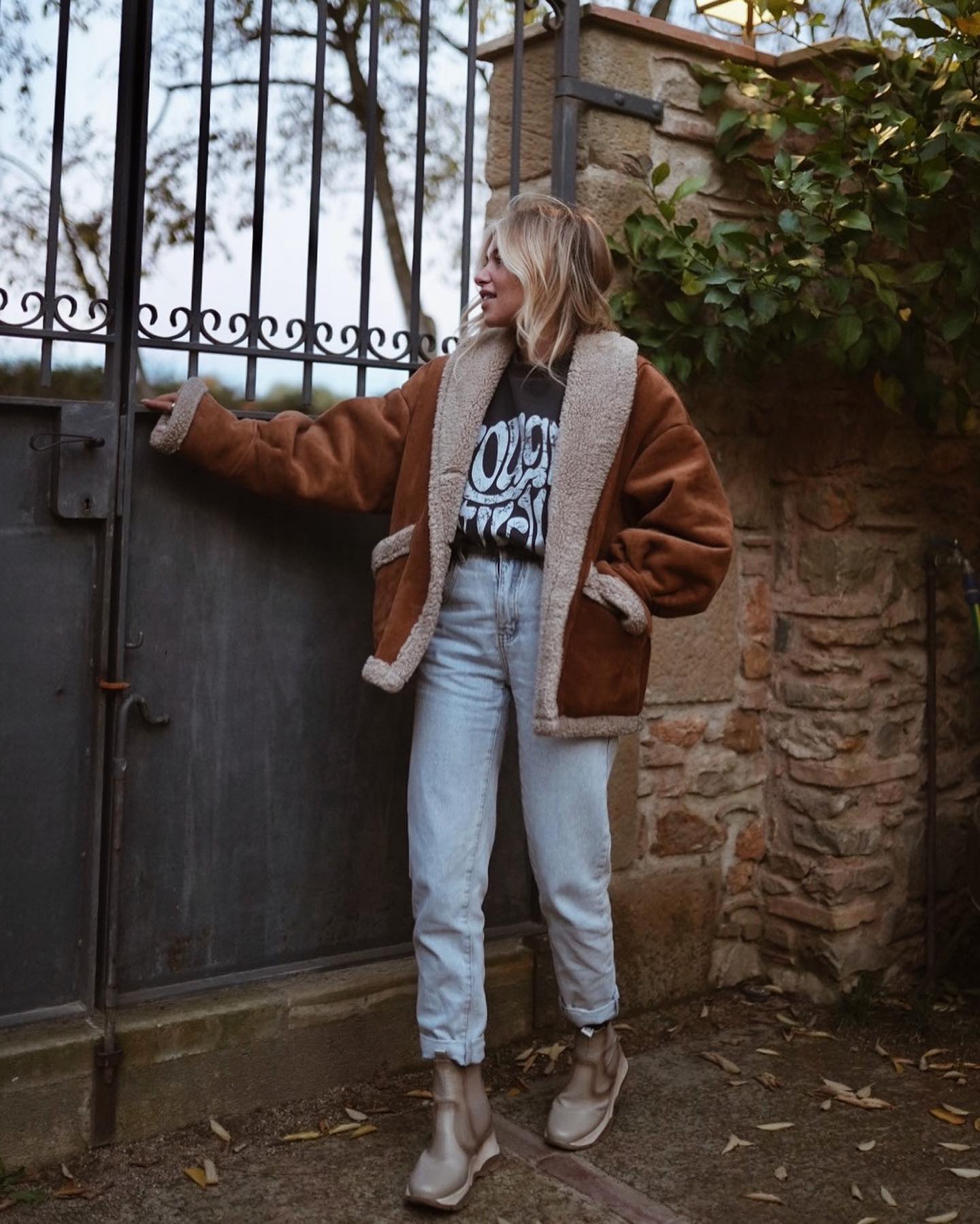 stylizacje miejskie z sneakersami Hispanitas – FW25/26