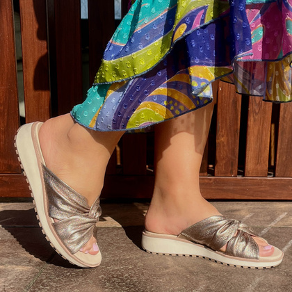 Wygodne klapki ze skóry - CAPRICE 9-27202-42 ZŁOTE