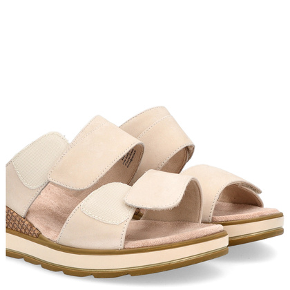 Wygdne klapki na koturnie - CAPRICE 9-27250-42 BEŻOWE