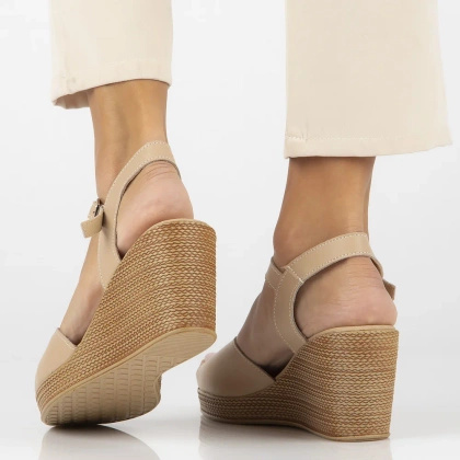 Lekkie sandały na koturnie - FILIPPO DS6026/24 BEŻOWE