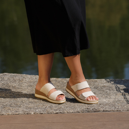 Wygdne klapki na koturnie - CAPRICE 9-27250-42 BEŻOWE