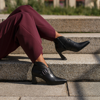 Hiszpańskie botki z wycięciem - HISPANITAS HI254244 CZARNE