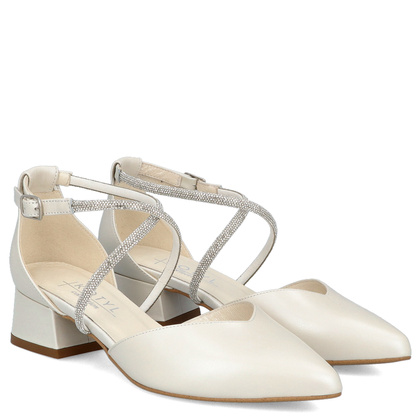 Niskie czółenka z błyszczącymi paseczkami - KOTYL 9943 ECRU PERŁOWE