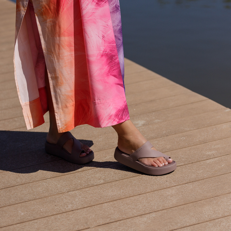 Klapki damskie - CROCS GETAWAY PLATFORM TOE LOOP W 210834 BRĄZOWE
