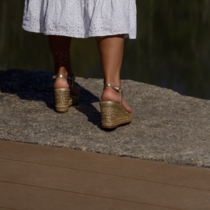Hiszpańskie sandały na koturnie - ALMA EN PENA V251270 ZŁOTE