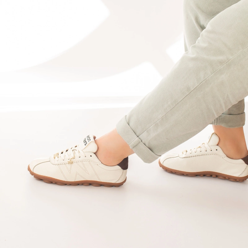Białe sneakersy premium Wonders AP-2103 – porównanie kolorów