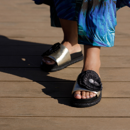 Skórzane klapki damskie z kwiatem - BOCCATO 475.24-121 ZŁOTE