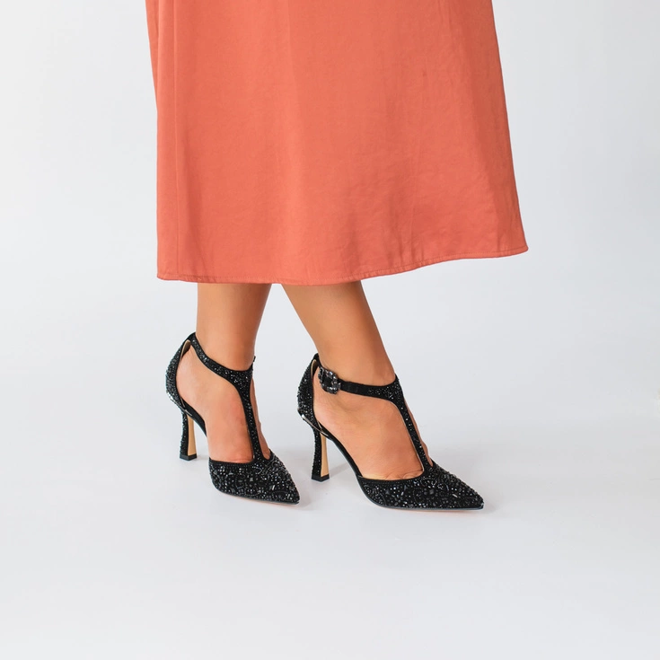 Szpilki z paskiem Alma en Pena V250410 – idealne buty na Andrzejki