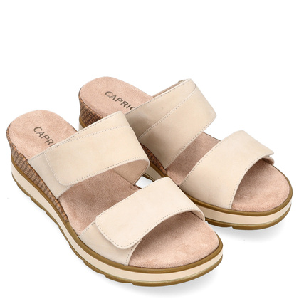 Wygdne klapki na koturnie - CAPRICE 9-27250-42 BEŻOWE