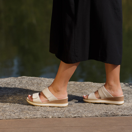 Wygdne klapki na koturnie - CAPRICE 9-27250-42 BEŻOWE