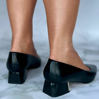 Czółenka ze skóry na niskim obcasie - KOTYL 1701 CZARNE