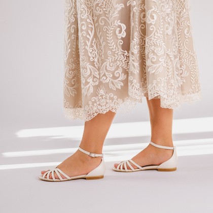 Ślubne sandałki na płaskim obcasie - KOTYL 0041 ECRU PERŁOWE