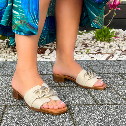 Skórzane klapki z ozdobą - OH! MY SANDALS 5348 BEŻOWE