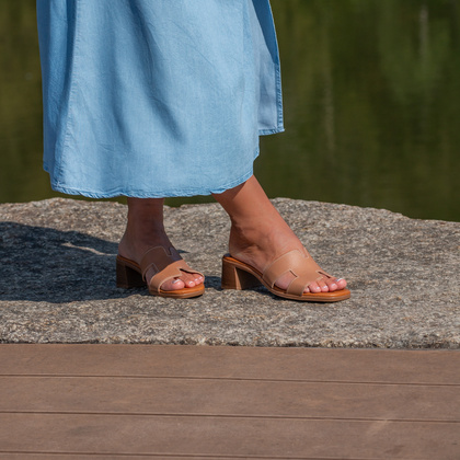 Skórzane klapki na obcasie - OH! MY SANDALS 5610 BRĄZOWE