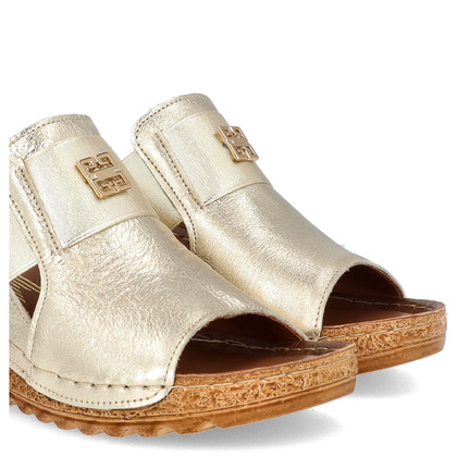 Skórzane klapki na koturnie - LEMAR 50109 ZŁOTE