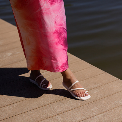 Klapki damskie - CROCS MIAMI TOE LOOP SANDAL W 209862 BEŻOWE