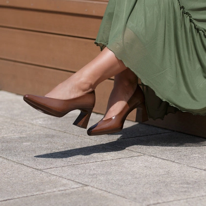 Hiszpańskie czółenka na słupku Hispanitas HV254245 – wygodne szpilki do pracy