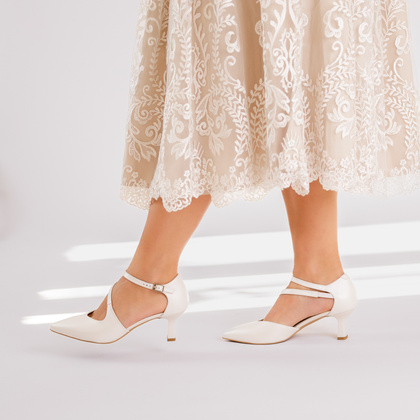 Ślubne buty na niskim obcasie - KOTYL 5441 ECRU PERŁOWE