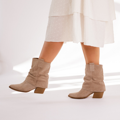 Zamszowe kowbojki z wywijaną cholewką - TYMOTEO G1073 BEŻOWE