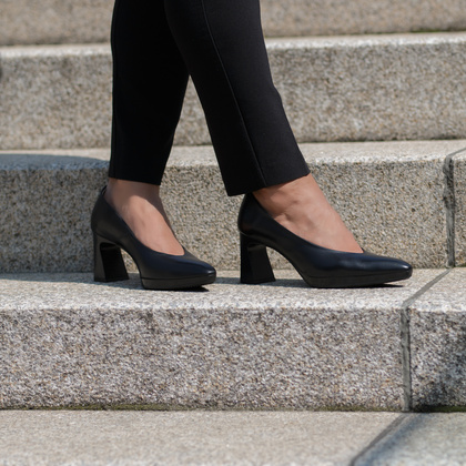 Hiszpańskie czółenka na słupku - HISPANITAS HV254245 CZARNE