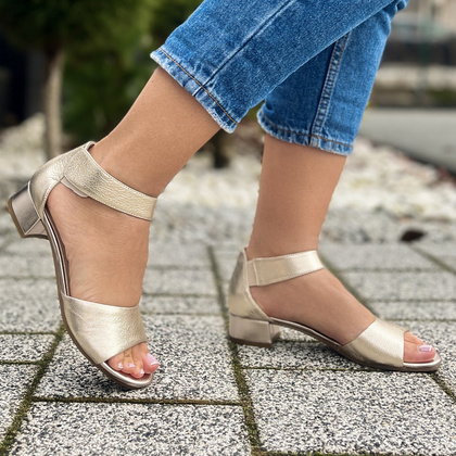 Sandały na niskim obcasie - CAPRICE 9-28212-42 ZŁOTE