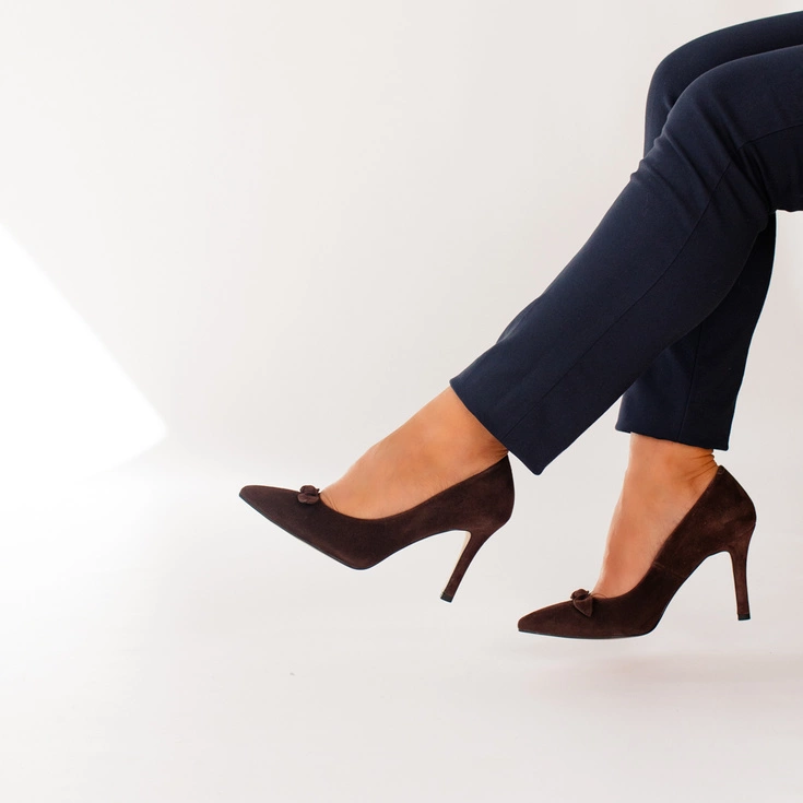 Klasyczne szpilki KOTYL 8519 czekoladowe – najlepsze buty na studniówkę 2025