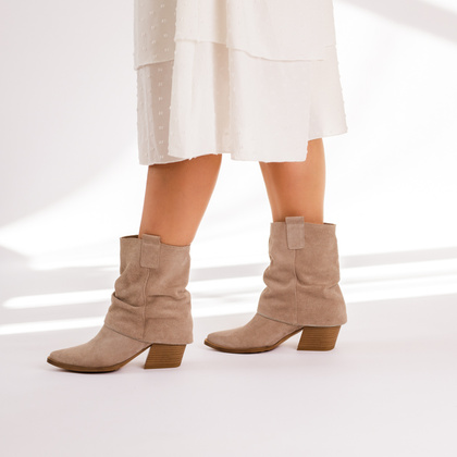 Zamszowe kowbojki z wywijaną cholewką - TYMOTEO G1073 BEŻOWE