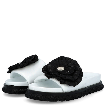 Skórzane klapki damskie z kwiatem - BOCCATO 475.24-121 BIAŁE