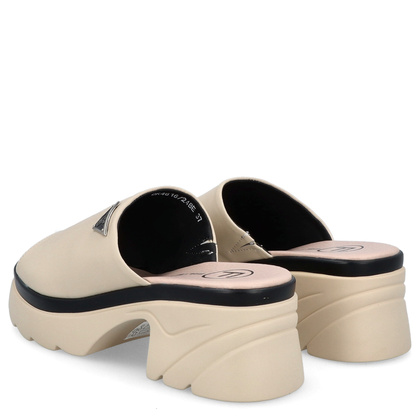 Skórzane klapki na obcasie - FILIPPO DK4616/24 BEŻOWE