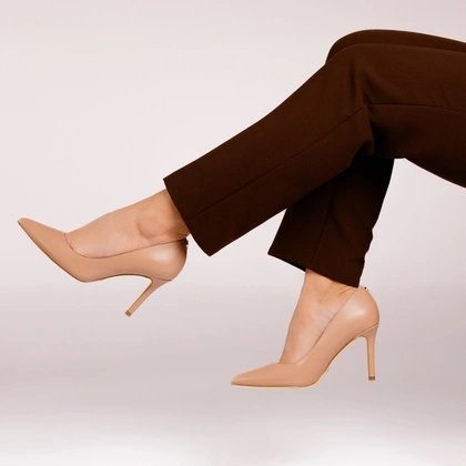 Klasyczne szpilki premium Guess – idealne szpilki damskie na pierwszy raz