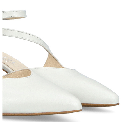 Ślubne buty na niskim obcasie - KOTYL 5441 ECRU PERŁOWE