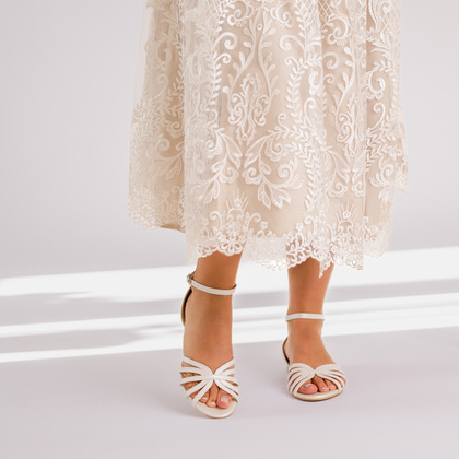 Ślubne sandałki na płaskim obcasie - KOTYL 0041 ECRU PERŁOWE