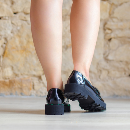 Lakierowane półbuty z ozdobą - TYMOTEO G1050 CZARNE + ZIELONY