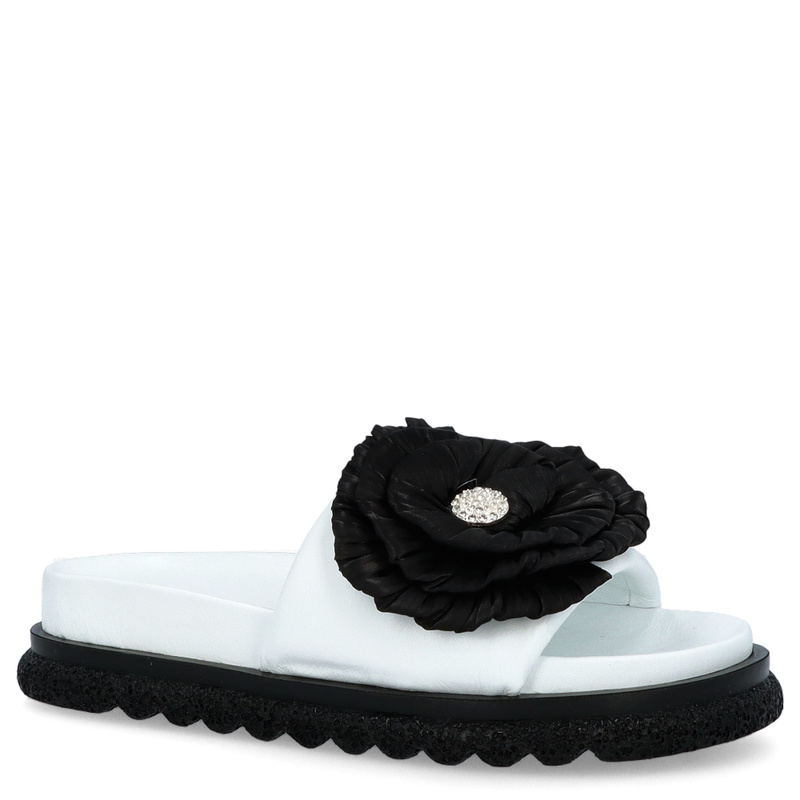 Skórzane klapki damskie z kwiatem - BOCCATO  475.24-121 BIAŁE