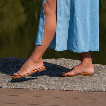 Wygodne klapki ze skóry - OH! MY SANDALS 5566 JASNY BRĄZ