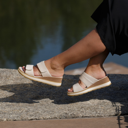 Wygdne klapki na koturnie - CAPRICE 9-27250-42 BEŻOWE