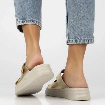 Skórzane klapki na platformie - FILIPPO DK7044/25 ZŁOTY