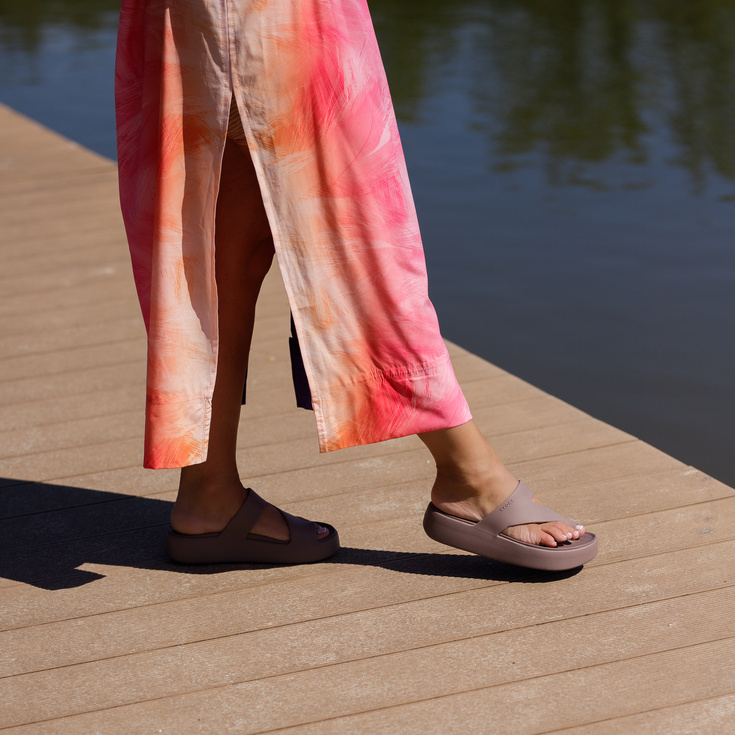 Klapki damskie - CROCS GETAWAY PLATFORM TOE LOOP W 210834 BRĄZOWE