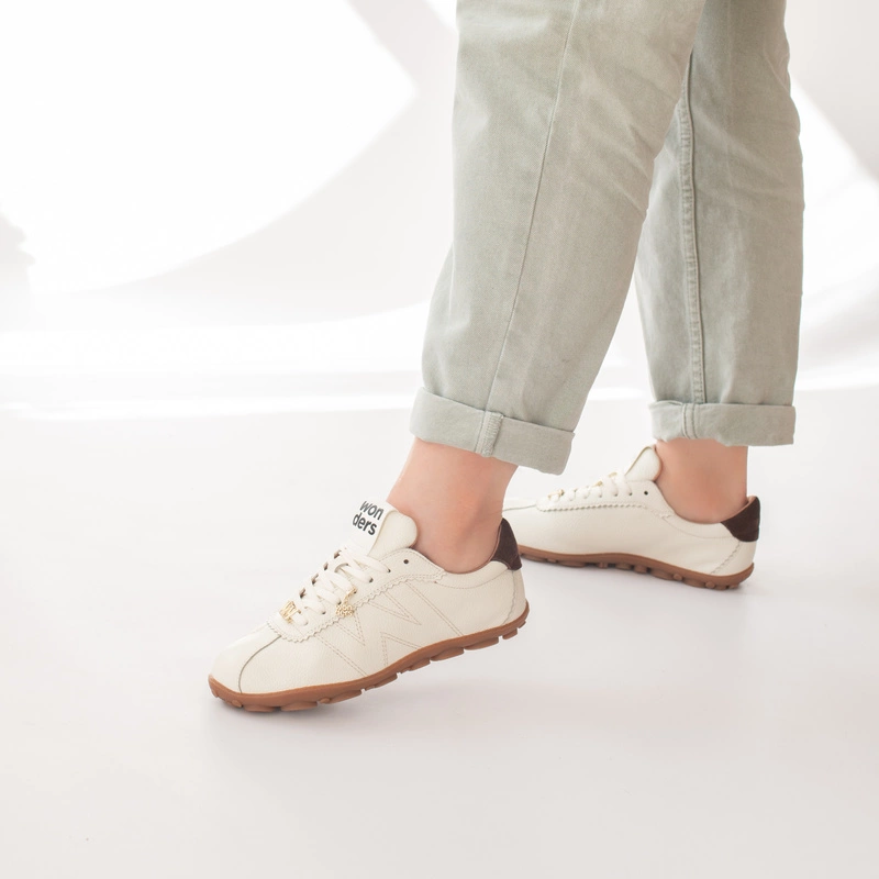 Hiszpańskie sneakersy premium Wonders AP-2103 białe – design inspirowany domami mody