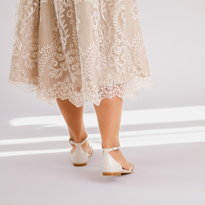 Ślubne sandałki na płaskim obcasie - KOTYL 0041 ECRU PERŁOWE