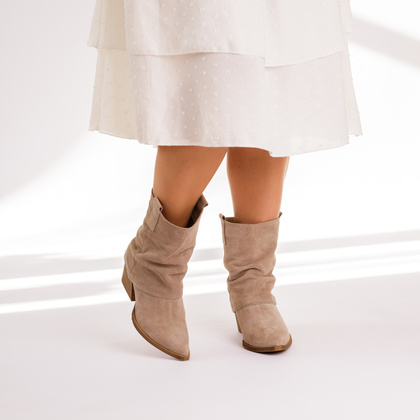 Zamszowe kowbojki z wywijaną cholewką - TYMOTEO G1073 BEŻOWE