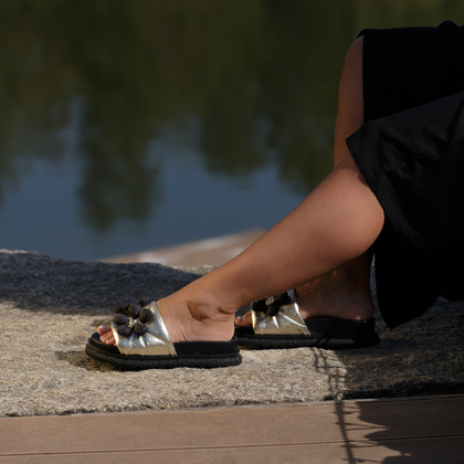 Skórzane klapki damskie - BOCCATO 475.068 ZŁOTE