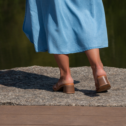 Skórzane klapki na obcasie - OH! MY SANDALS 5610 BRĄZOWE