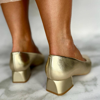 Czółenka ze skóry na niskim obcasie - KOTYL 1701 ZŁOTE