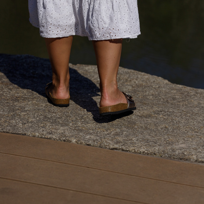 Skórzane klapki na korku - CAPRICE 9-27401-44 ZŁOTE