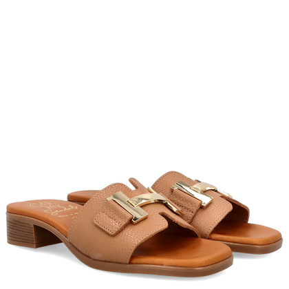 Skórzane klapki z ozdobą - OH! MY SANDALS 5605 JASNY BRĄZ