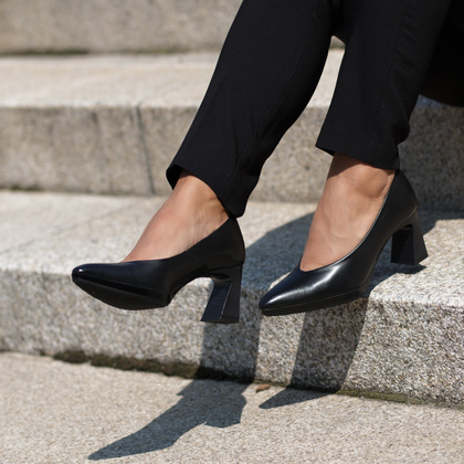 Hiszpańskie czółenka na słupku - HISPANITAS HV254245 CZARNE