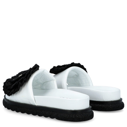 Skórzane klapki damskie z kwiatem - BOCCATO 475.24-121 BIAŁE